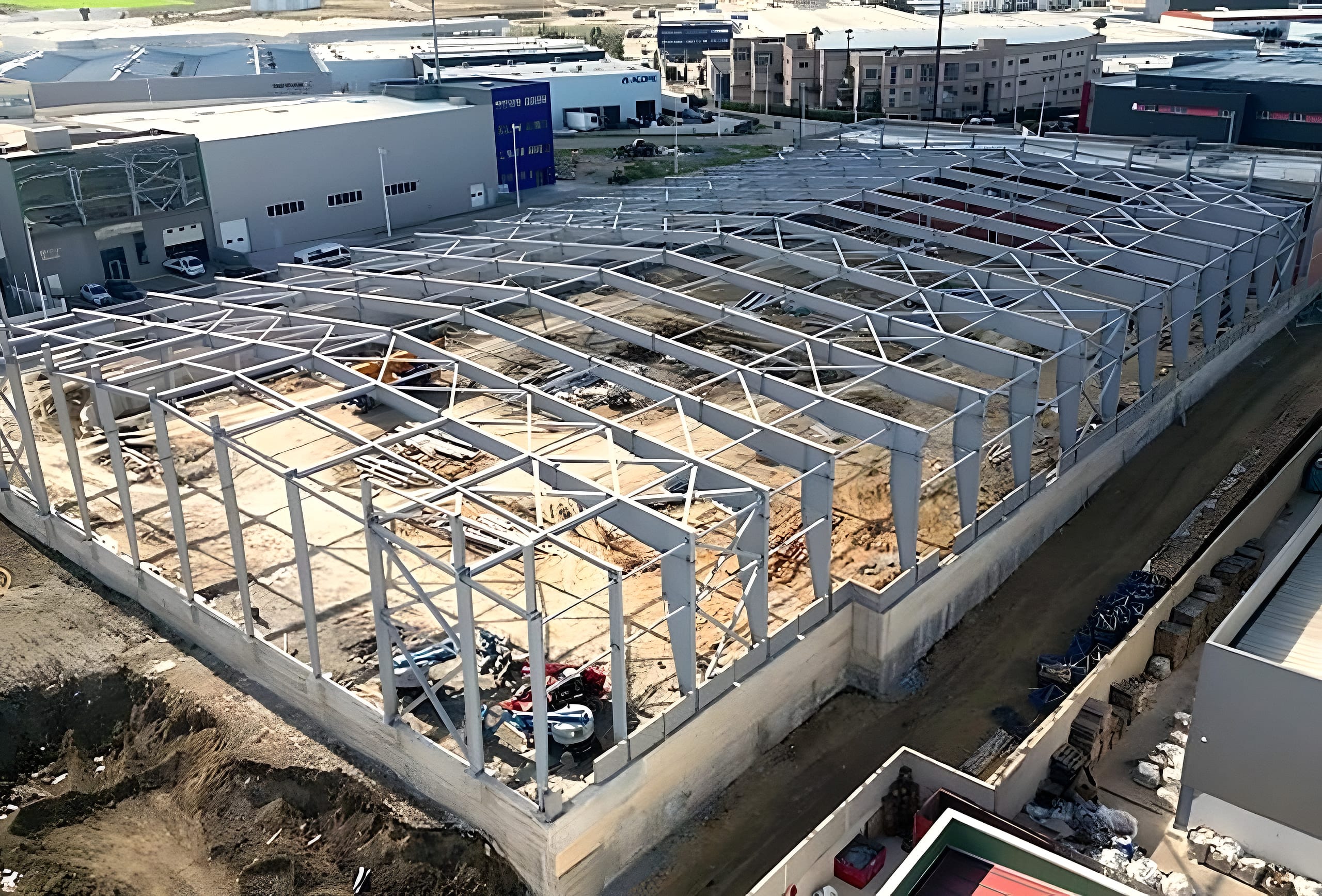 Ossature en acier d’un bâtiment en cours de montage