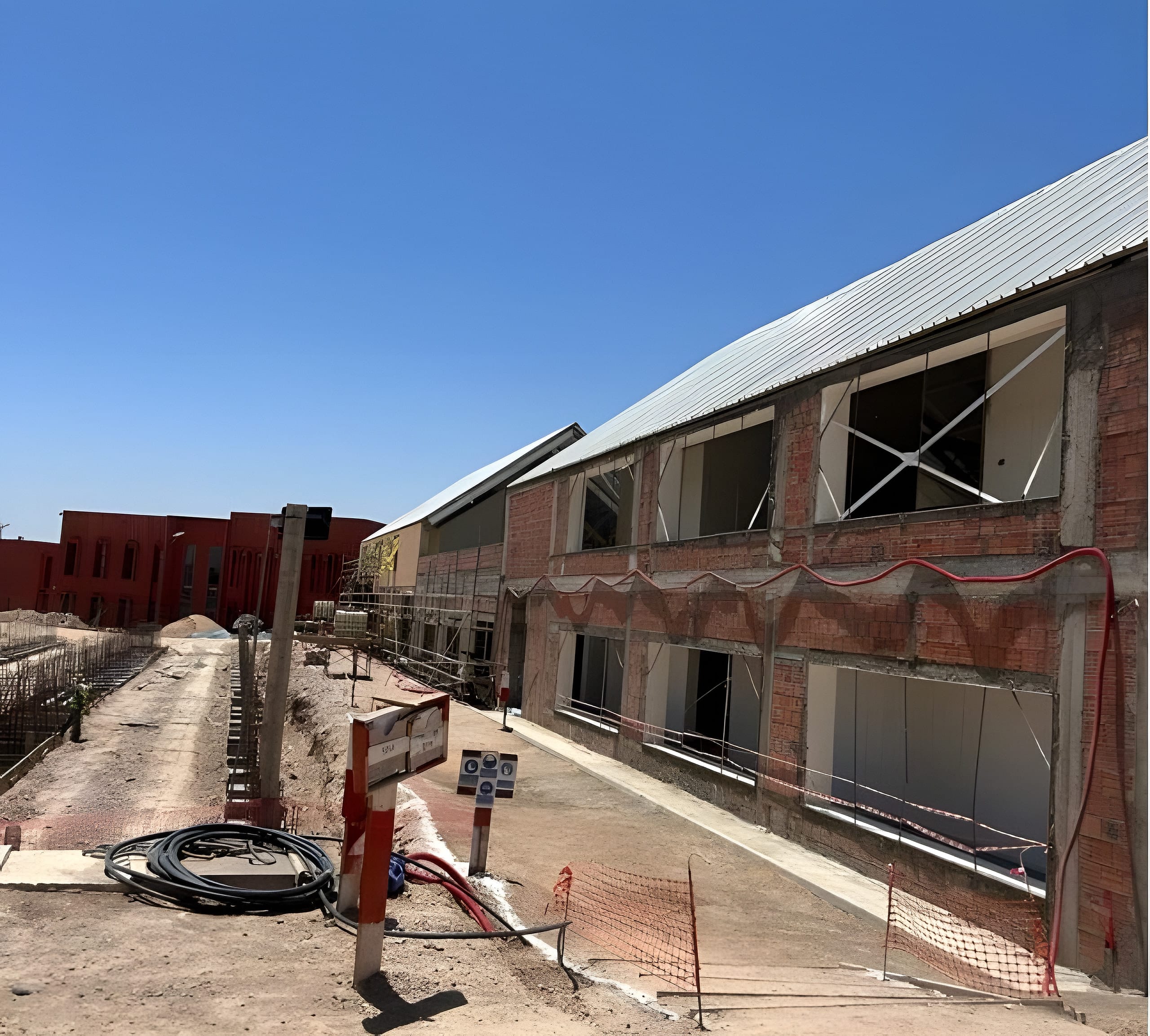 Monteurs équipés de leurs protections sur le chantier UM6P à Benguerir