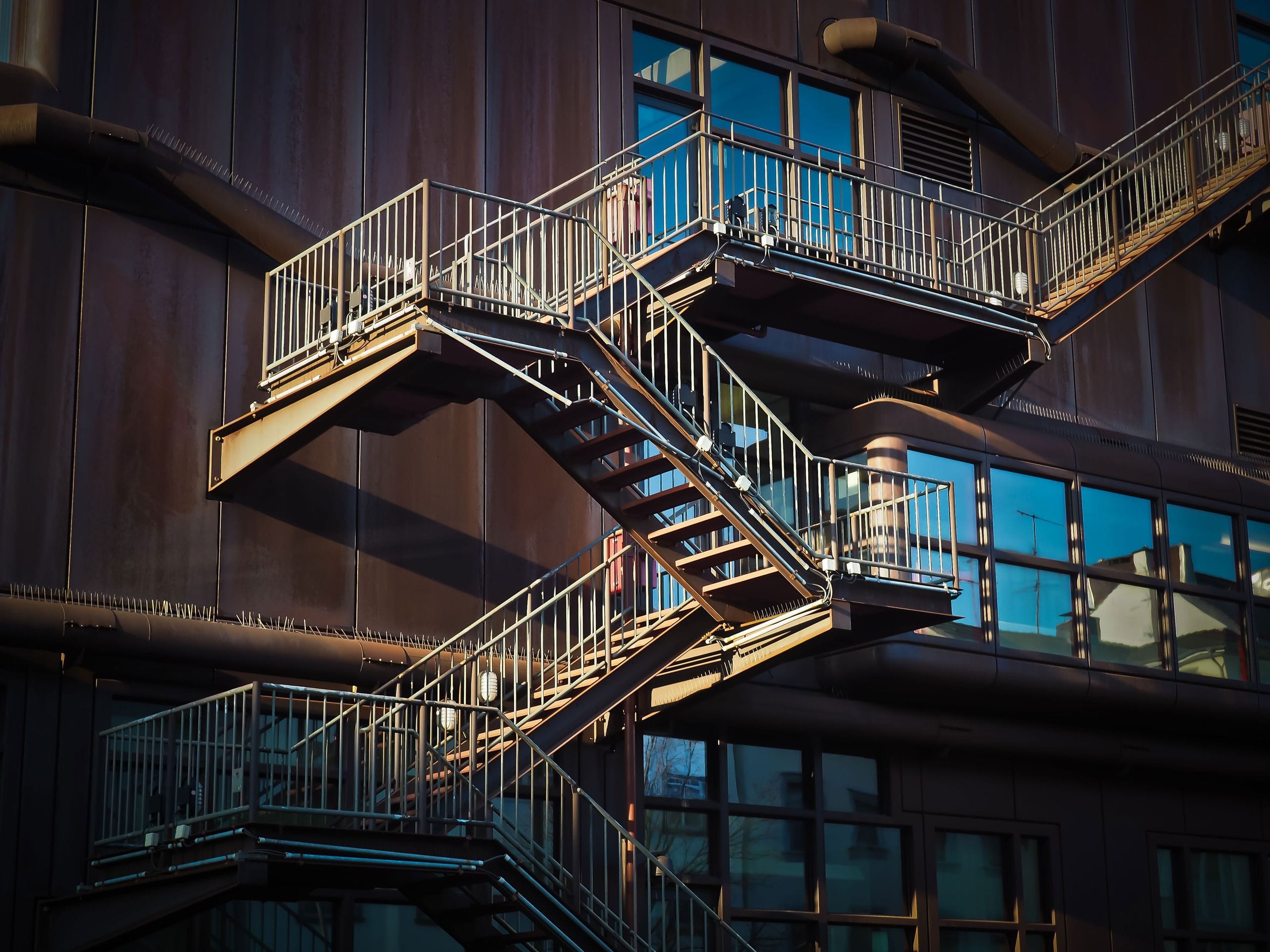 Escalier et passerelles en acier sur la façade d’un bâtiment
