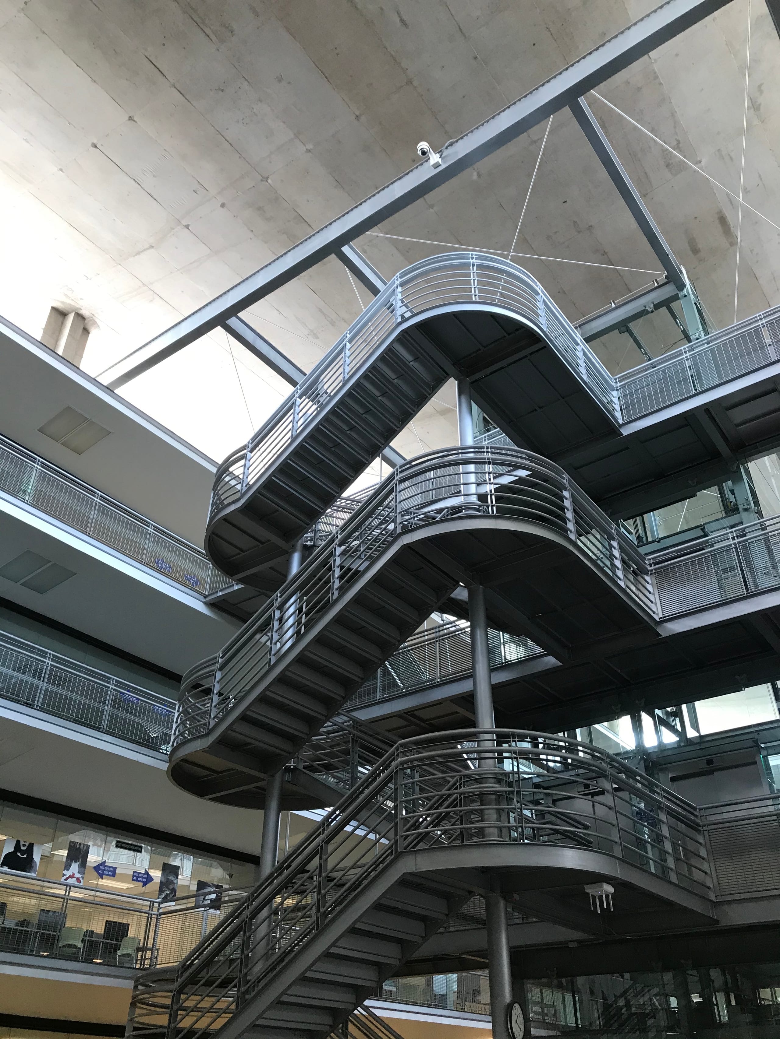 Escalier métallique et passerelles de mezzanine dans un atrium