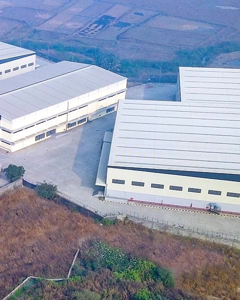 Vue aérienne d’un ensemble de bâtiments industriels pré-ingénierés Zamil Steel